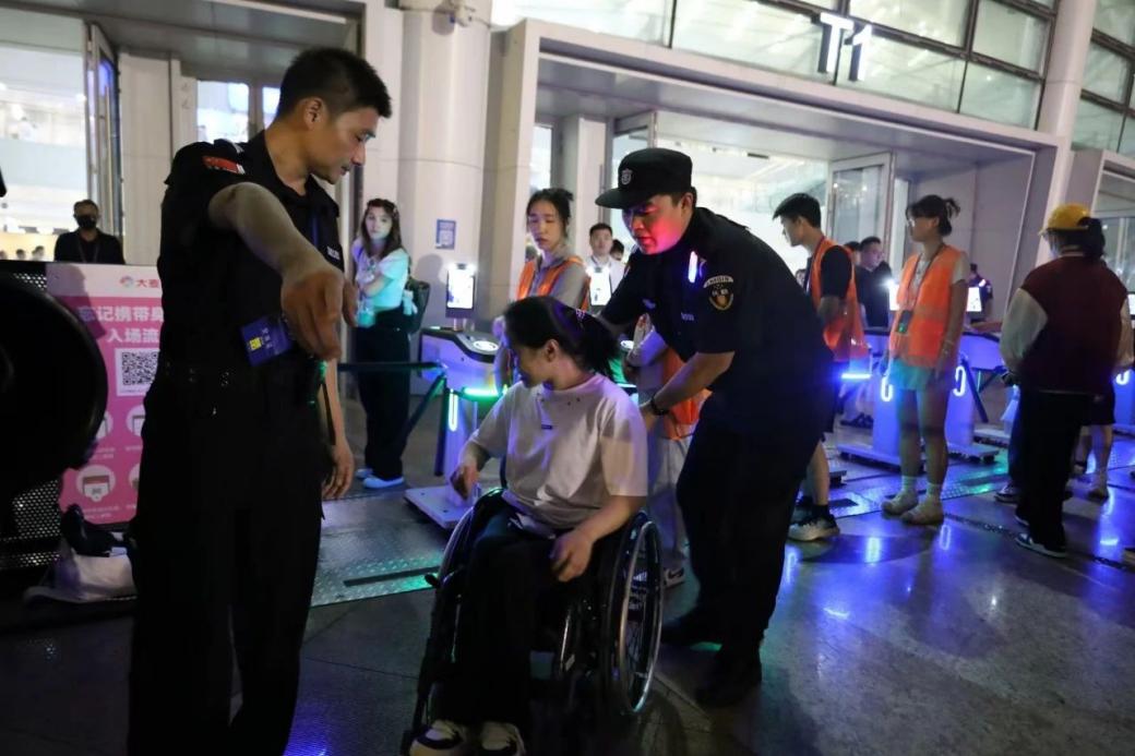 C:/Users/Administrator/Desktop/“安保鐵軍、硬核保障”2024系列報(bào)道四十二——南京市保安服務(wù)有限公司成功護(hù)航張碧晨「今兒個(gè)開(kāi)心」十周年巡回演唱會(huì)南京站安保任務(wù)/5.jpg5