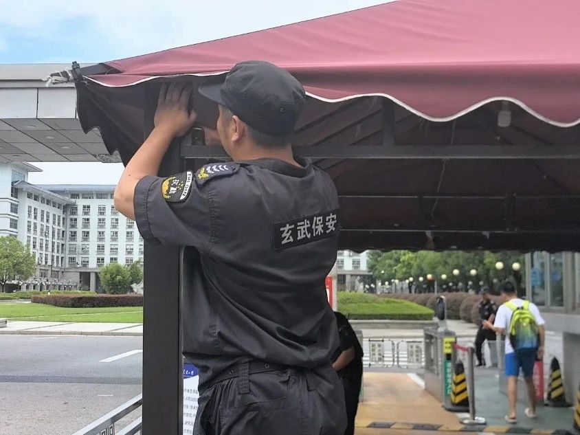 C:/Users/Administrator/Desktop/臺風“貝碧嘉”來襲，南京保安積極應對，“守”護萬家團圓！/6.jpg6