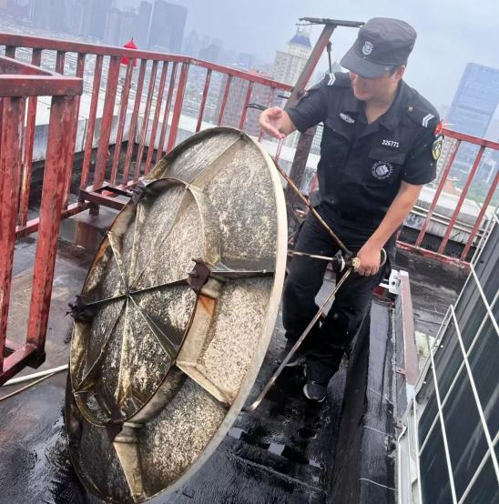C:/Users/BA/Desktop/風(fēng)雨過(guò)后南京保安迅速行動(dòng)，恢復(fù)安“寧”面貌/11.jpg11