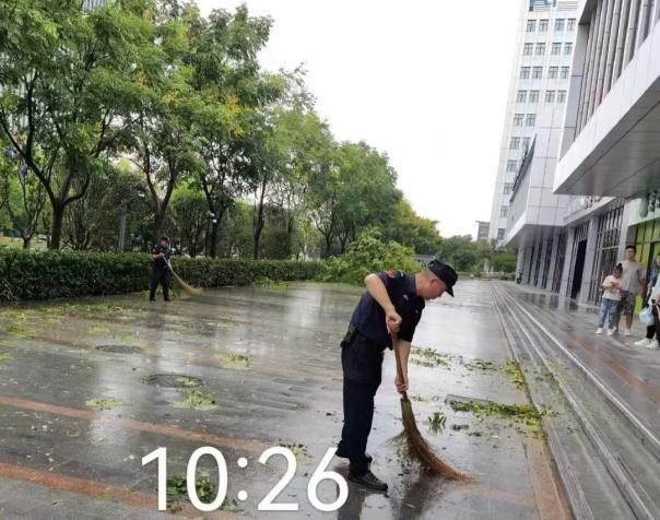 C:/Users/BA/Desktop/風(fēng)雨過(guò)后南京保安迅速行動(dòng)，恢復(fù)安“寧”面貌/5.jpg5