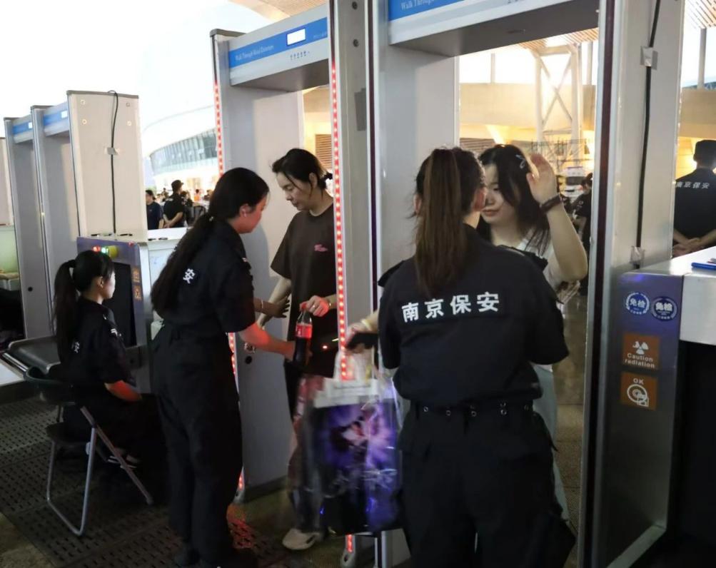 C:/Users/Administrator/Desktop/“安保鐵軍、硬核保障”2024系列報(bào)道四十二——南京市保安服務(wù)有限公司成功護(hù)航張碧晨「今兒個(gè)開(kāi)心」十周年巡回演唱會(huì)南京站安保任務(wù)/2.jpg2
