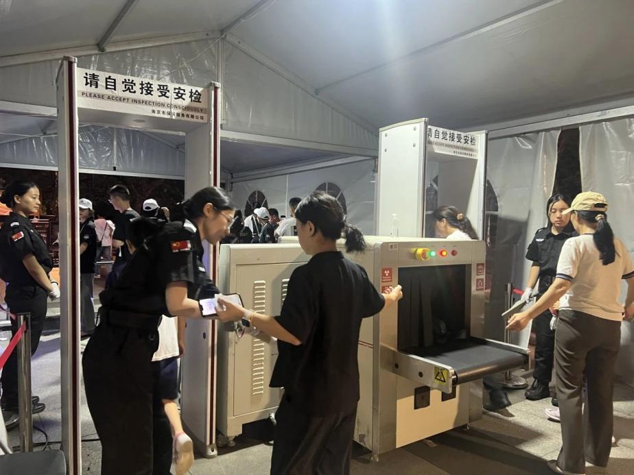 C:/Users/Administrator/Desktop/臺風“貝碧嘉”來襲，南京保安積極應對，“守”護萬家團圓！/9.jpg9