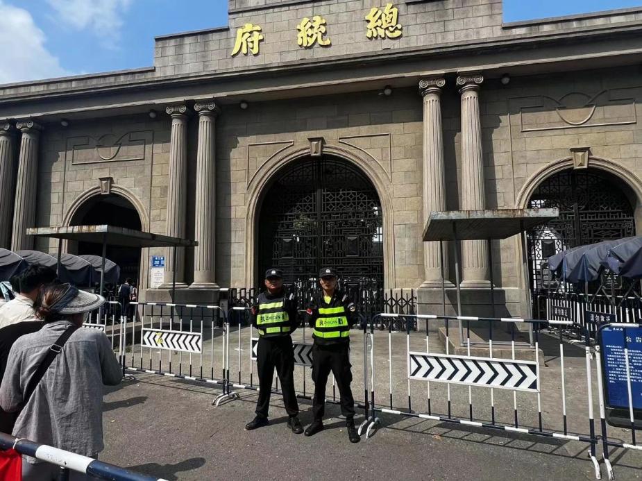 C:/Users/Administrator/Desktop/臺風“貝碧嘉”來襲，南京保安積極應對，“守”護萬家團圓！/7.jpg7