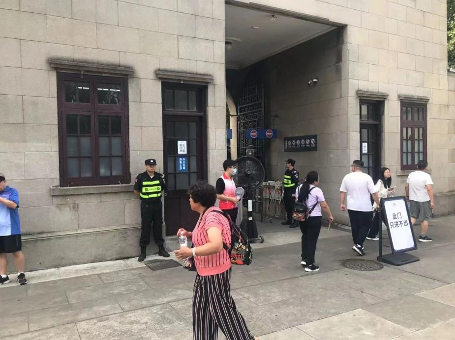 C:/Users/Administrator/Desktop/臺風“貝碧嘉”來襲，南京保安積極應對，“守”護萬家團圓！/8.jpg8