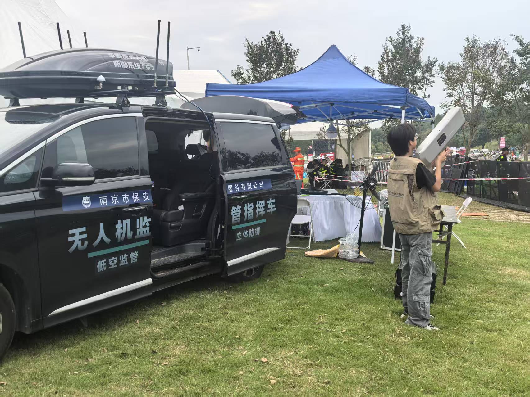 E:/25.12.10后 上傳網(wǎng)站留存/【回首2025】南京保安“五新”答卷迎接“十五五”/回首2025照片/06 無(wú)人機(jī)反制車.jpg06 無(wú)人機(jī)反制車