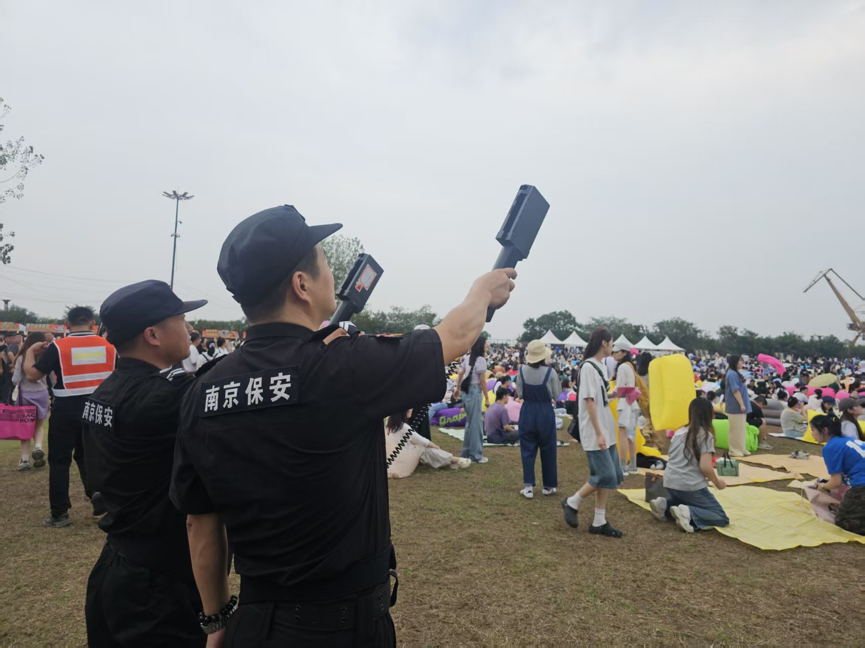 E:/25.12.10后 上傳網(wǎng)站留存/【回首2025】南京保安“五新”答卷迎接“十五五”/回首2025照片/22 無(wú)人機(jī)反制.jpg22 無(wú)人機(jī)反制